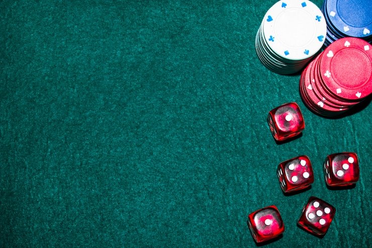 Pengguna memeriksa deposit lewat ponsel